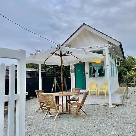 Villa Sea Kecil Tiny House Near Jetty Of Kuala Besut Kampong Nail Exterior foto